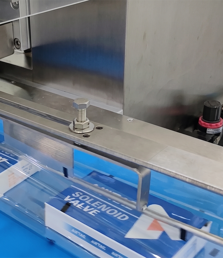 AHP-500BB-S4 Bottom Film Flow Wrapper Machine2